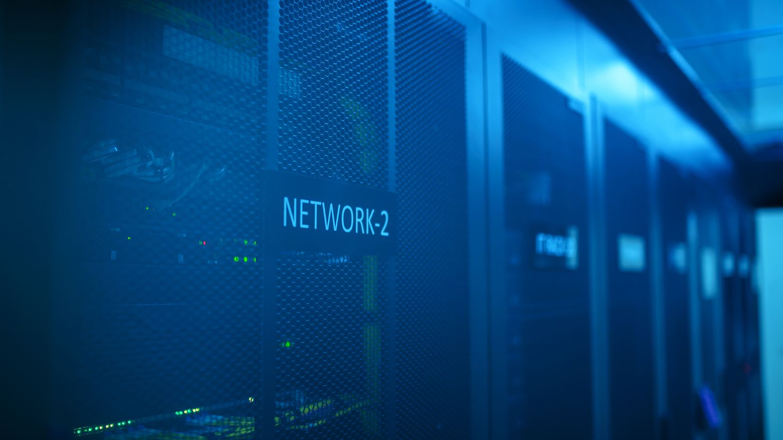 带有状态指示灯和 Network 2 标识的蓝色网络设备机柜